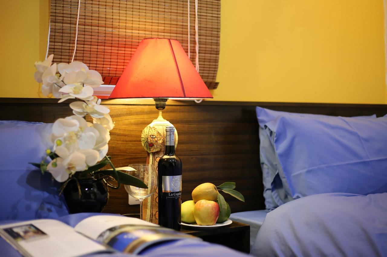 Tuti Lakeside Homestay Hanoi Esterno foto